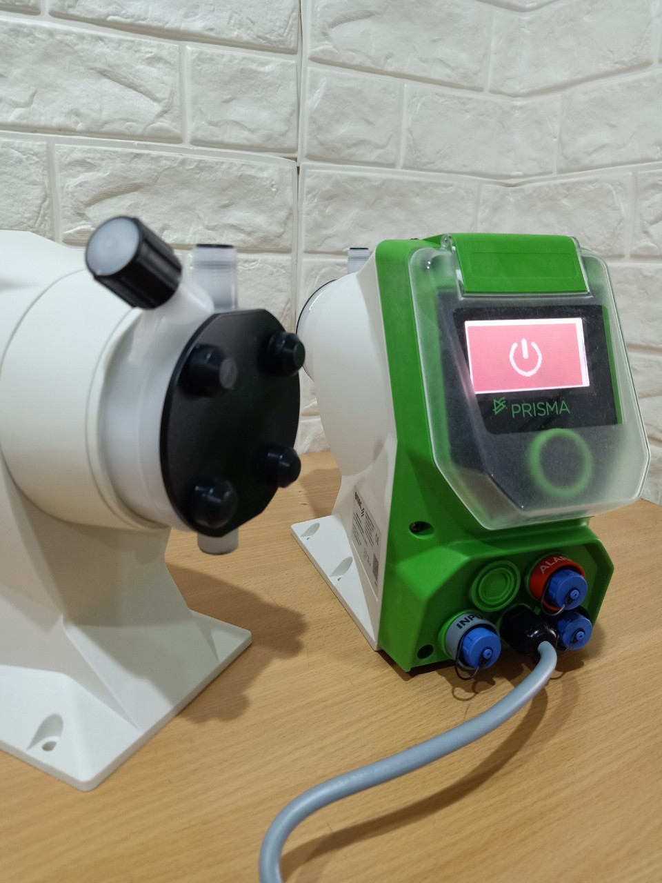 Bơm định lượng 80 lít/giờ hiệu Emec mã Prisma 0280 FP 230Vac