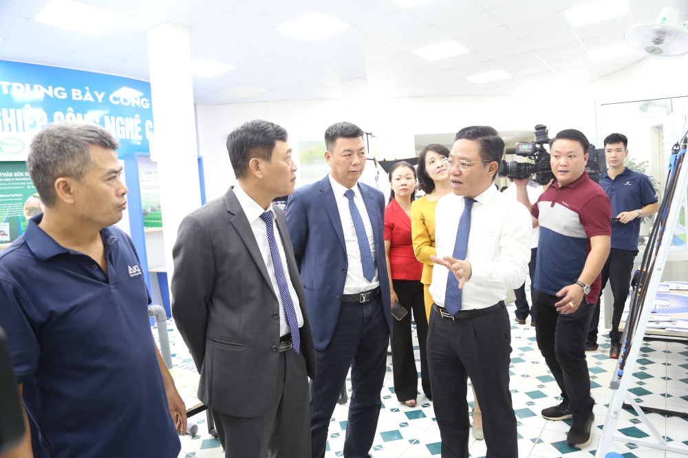 thăm quan khu trưng bày công nghệ nông nghiệp công nghệ cao Israel