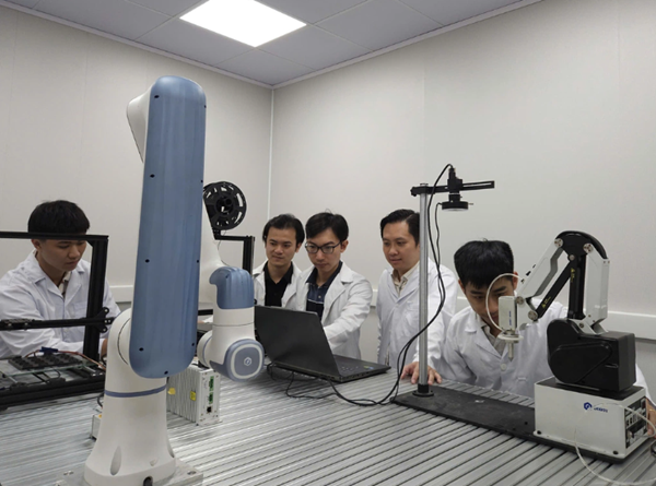 Nhà khoa học Việt làm chủ công nghệ phòng thí nghiệm tự động tổng hợp vật liệu nano