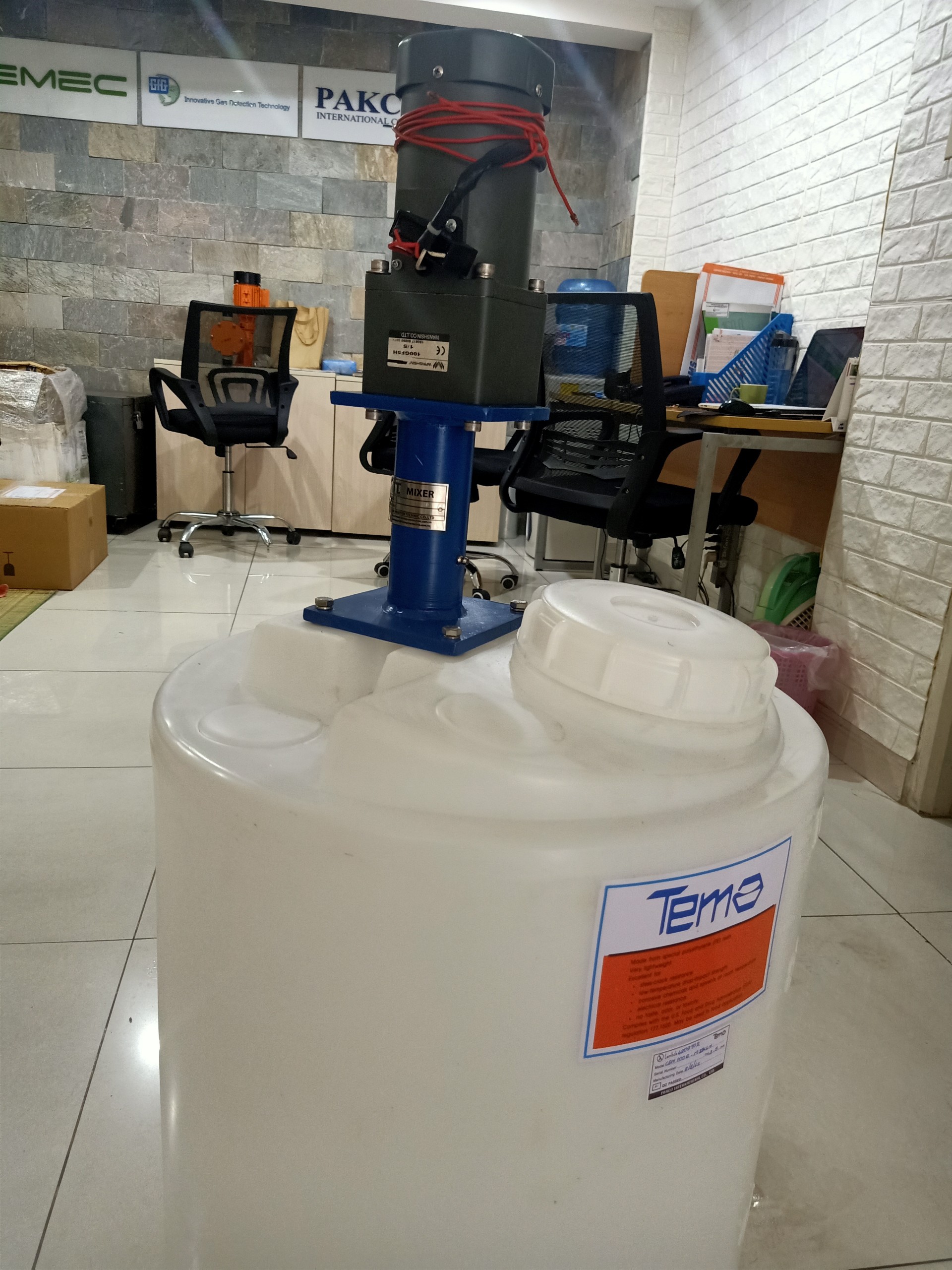 Máy khuấy hóa chất và thùng nhựa đựng hóa chất_Mixer và CEN100B-M5x6 của hãng Pakco