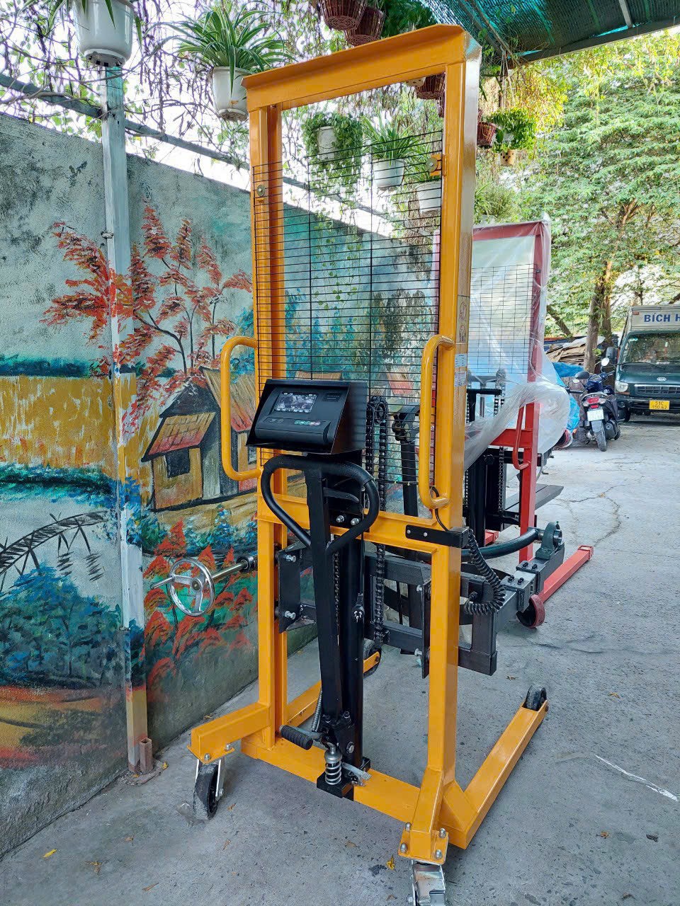 Xe nâng quay đổ thùng phuy có cân 450kg TB450S