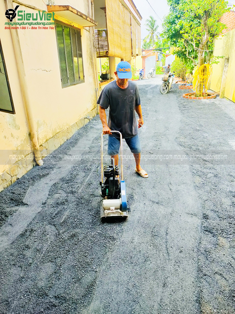 Máy đầm bàn 48Kg Nhật Bản cũ (Động cơ xăng)