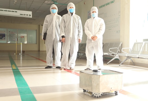 Chế tạo thành công robot lau khử khuẩn sàn nhà- NaRoVid1