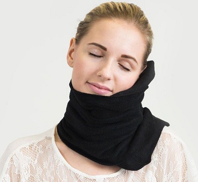 Chiếc gối du lịch Trtl Travel Pillow giúp bạn ngủ ngon trong những chuyến bay dài