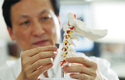 Cấy ghép thành công đốt sống cổ in 3D lên cơ thể người