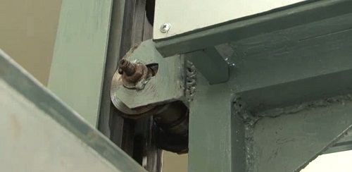 Máy nâng hạ có bộ phận tự hãm bằng trọng lượng