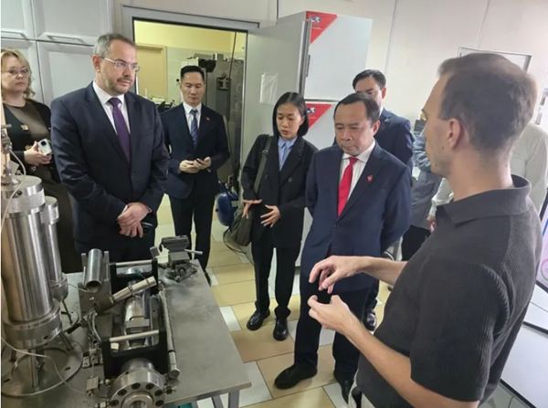 Việt Nam thúc đẩy hợp tác với Nga trong các công nghệ chiến lược: AI, lượng tử và vệ tinh quỹ đạo tầm thấp