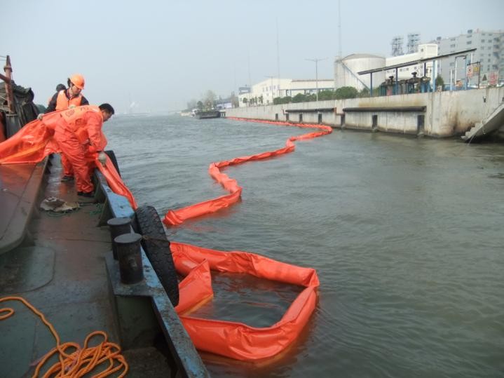 Phao quây dầu tràn trên sông biển