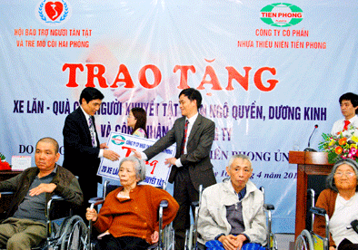 Nhựa Tiền Phong trao tặng 20 xe lăn nhân ngày người khuyết tật Việt Nam