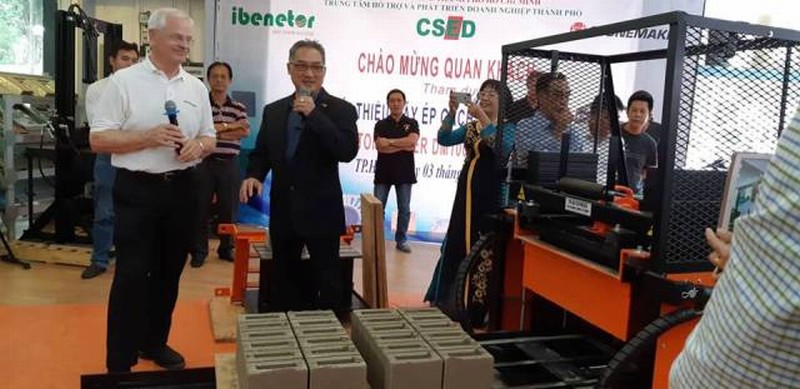 Máy ép gạch không nung của Canada được giới thiệu tại Việt Nam