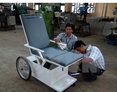 Chế tạo thành công xe lăn đa chức năng cho người khuyết tật