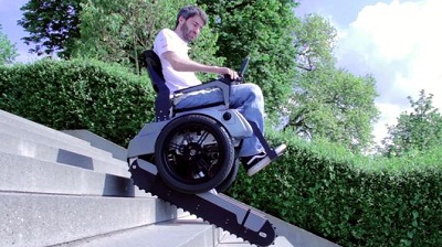 Chiếc xe lăn điện Scalevo có thể đi trên cầu thang