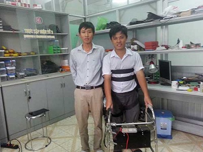 Hệ thống chân robot trợ lực giúp người liệt đi lại bình thường