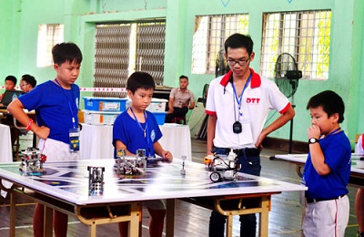 Hơn 200 kỹ sư robot nhí tham dự ngày hội Robothon 2016 tại Đà Nẵng