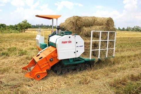 Nghiên cứu thiết kế chế tạo thành công máy cuốn rơm tự hành