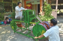 Nông dân Việt Nam tự chế tạo máy dệt thảm
