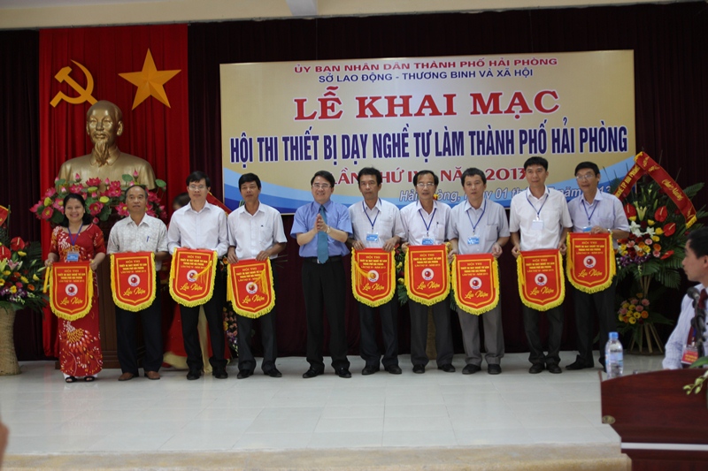 Ông Lê Khắc Nam - Phó Chủ tịch UBND thành phố Hải Phòng trao Cờ lưu niệm cho các đơn vị tham gia Hội thi