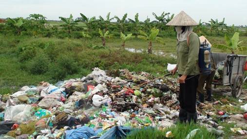 Phun chế phẩm Bioaktiv tại bãi rác giúp giảm ô nhiễm môi trường